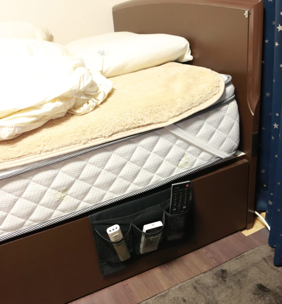 ベッドサイドのスマホ置き場問題を解決 ベッドサイドポケット が便利 ヤバいおすし屋さん ブログ